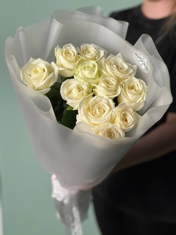 Белые розы гиганты (70-80 см) в нежной упаковке
