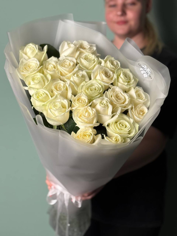 Белые розы гиганты (70-80 см) в нежной упаковке