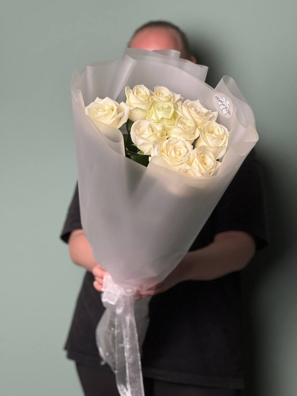 Белые розы гиганты (70-80 см) в нежной упаковке