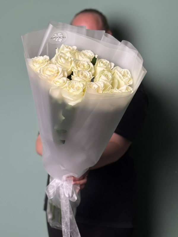 Белые розы гиганты (70-80 см) в нежной упаковке