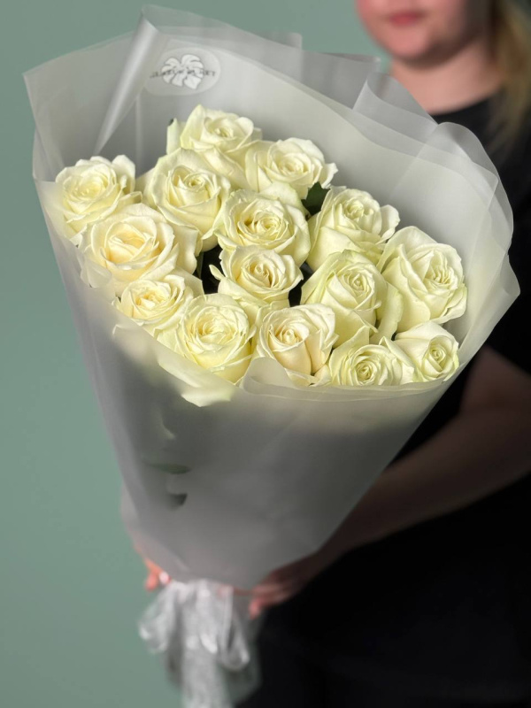 Белые розы гиганты (70-80 см) в нежной упаковке