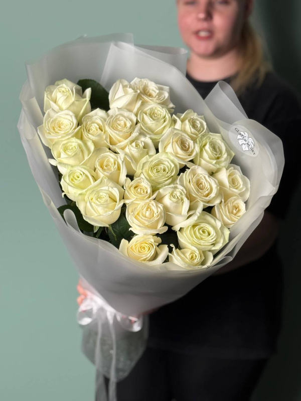 Белые розы гиганты (70-80 см) в нежной упаковке