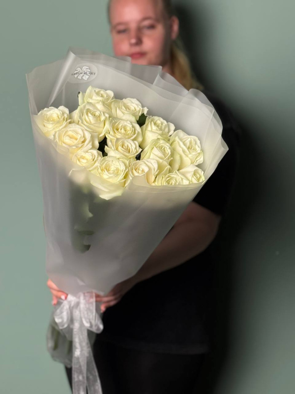 Белые розы гиганты (70-80 см) в нежной упаковке