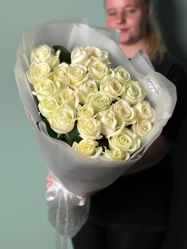 Белые розы гиганты (70-80 см) в нежной упаковке