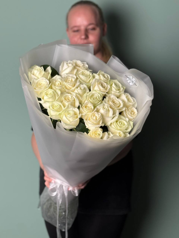 Белые розы гиганты (70-80 см) в нежной упаковке