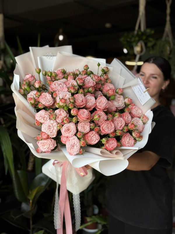15 нежных кустовых роз бомбастик
