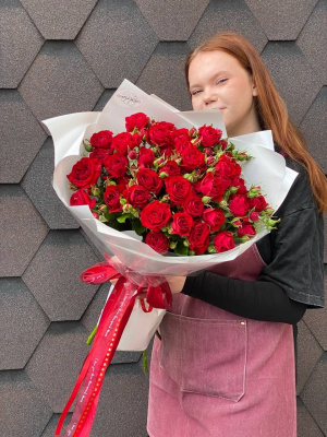 5 алых кустовых роз