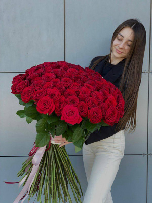 101 роза россия (80 см) в упаковке