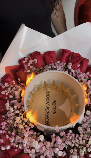 25 роз, корона и ваши слова посланий