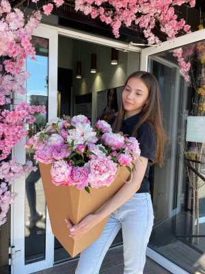 Охапка пионов в коробке