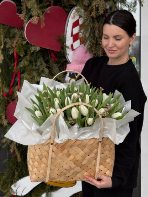 Белые тюльпаны в корзине (51 штука)