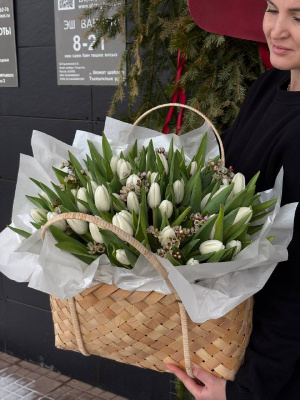 Белые тюльпаны в корзине (51 штука)