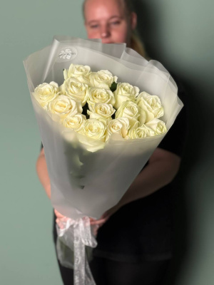 Белые розы гиганты (70-80 см) в нежной упаковке