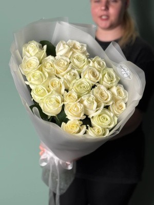 Белые розы гиганты (70-80 см) в нежной упаковке