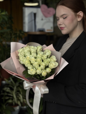 25 белых роз атена