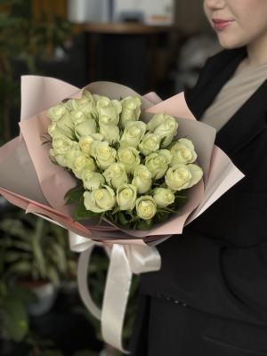 25 белых роз атена