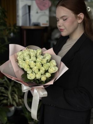 25 белых роз атена