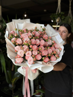 15 нежных кустовых роз бомбастик