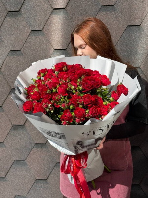 7 алых кустовых роз