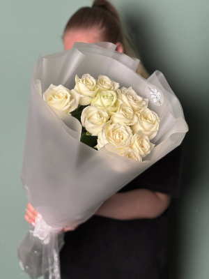Белые розы гиганты (70-80 см) в нежной упаковке