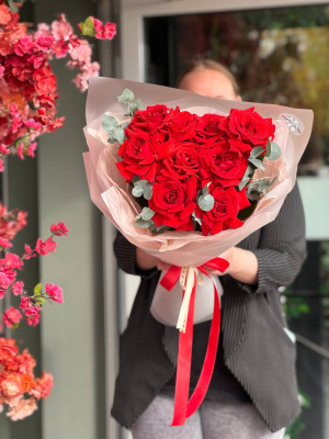 9 французских роз с эвкалиптом