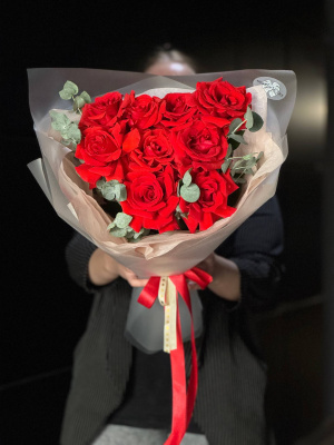 9 французских роз с эвкалиптом