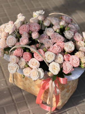 Корзина кустовых розы