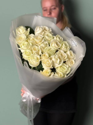 Белые розы гиганты (70-80 см) в нежной упаковке